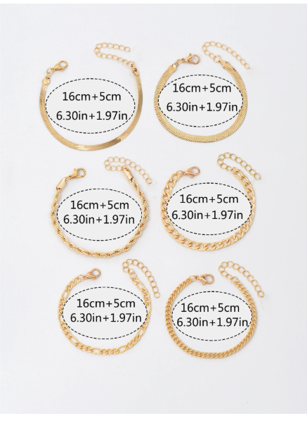 Juego de brazaletes dorados elegantes sobre fondo neutro