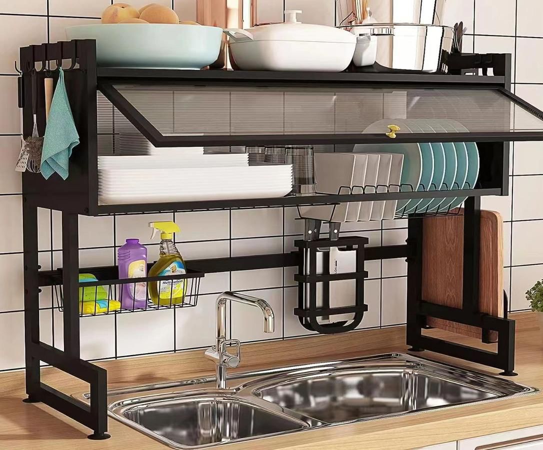 Escurridor de platos con tapa colocado sobre el fregadero en cocina moderna